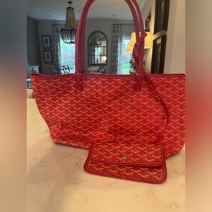 Beautiful red tote! Looks like the real high end brand!